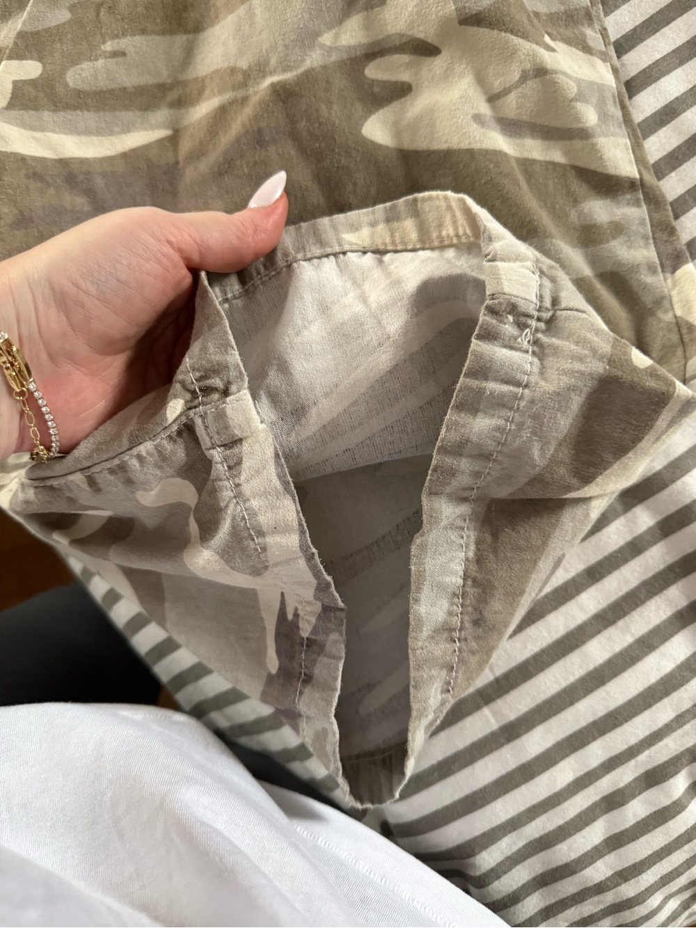 LIKE NEW NEVER WORN BDG Camo Wide leg cargo pants with inside drawstring - Picture 9 of 10
